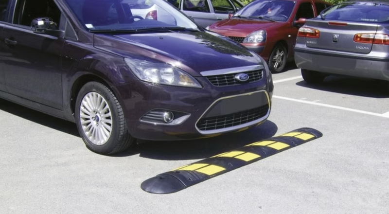 HIGH-VISIBILITY MONOBLOC SPEED BUMP - 15 KM/H