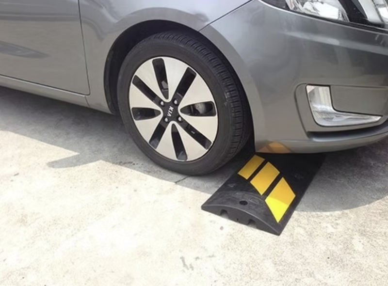 HIGH-VISIBILITY MODULAR SPEED BUMP